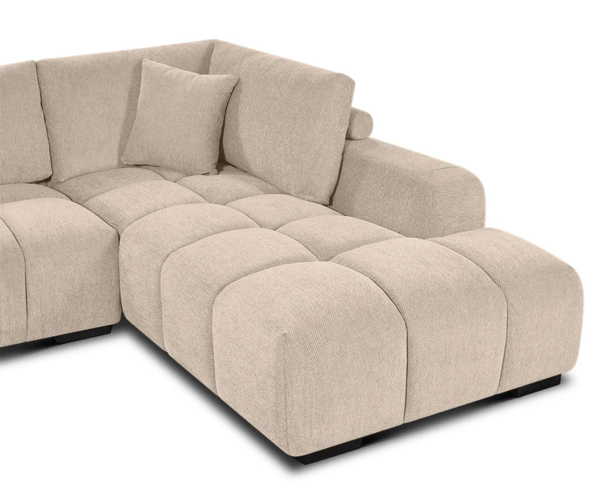 Gros plan sur la chaise droite polyester texturé beige sable du divan Olivia