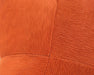 Gros plan sur le velours rouille du coussin JULES