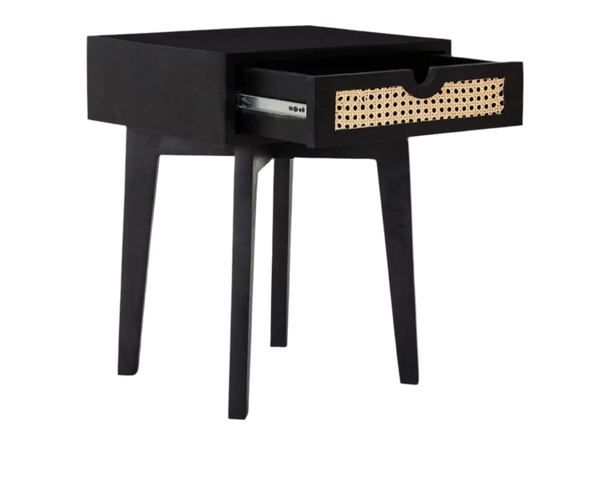Table de chevet KAILANO noir avec tiroir en rotin ouvert, vue en angle