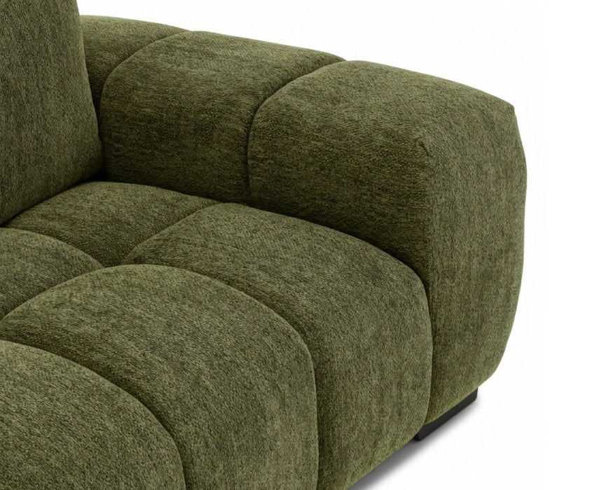 Gros plan sur l'assise et l'accoudoir du divan OLIVIA vert