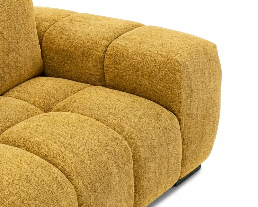 Gros plan sur l'assise et l'accoudoir du divan OLIVIA jaune