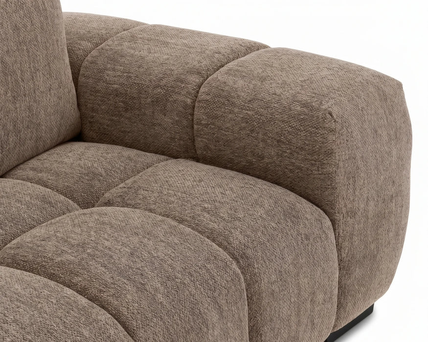 Gros plan sur l'assise et l'accoudoir du divan OLIVIA taupe