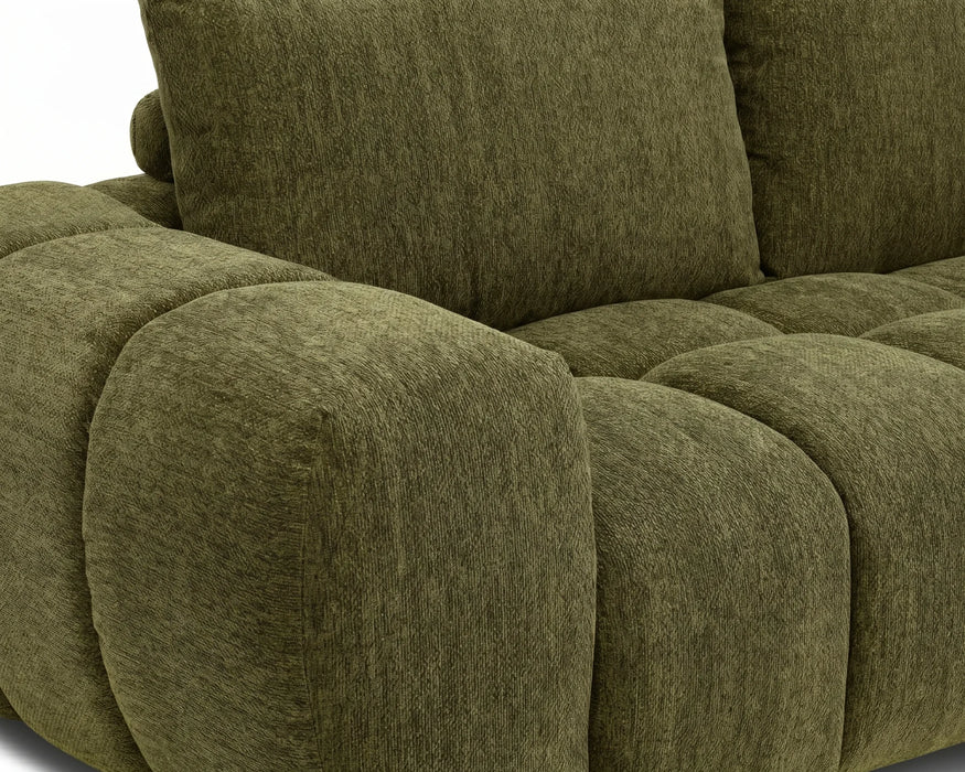 Gros plan sur l'assise et l'accoudoir du divan OLIVIA vert