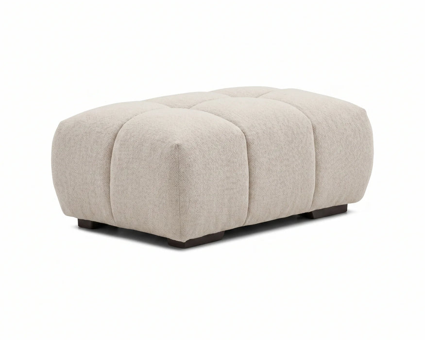 Ottoman capitonné OLIVIA beige crème avec pieds noirs, vue en angle