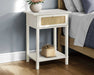 Table de chevet TINA blanc dans une chambre contemporaine