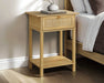 Table de chevet TINA chêne naturel dans une chambre contemporaine